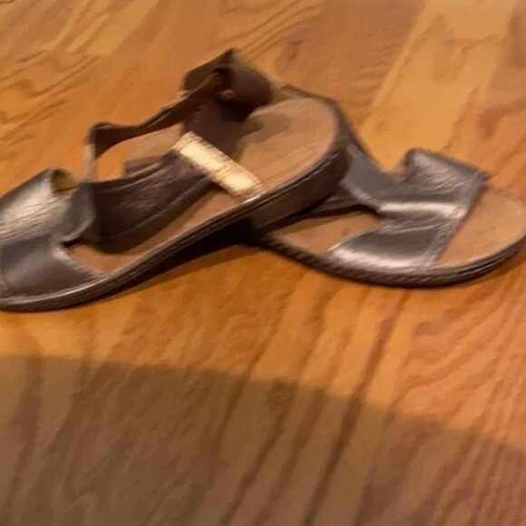 Naturalizer Sz 7 Like NEW flat sandals - Picture 2 of 3